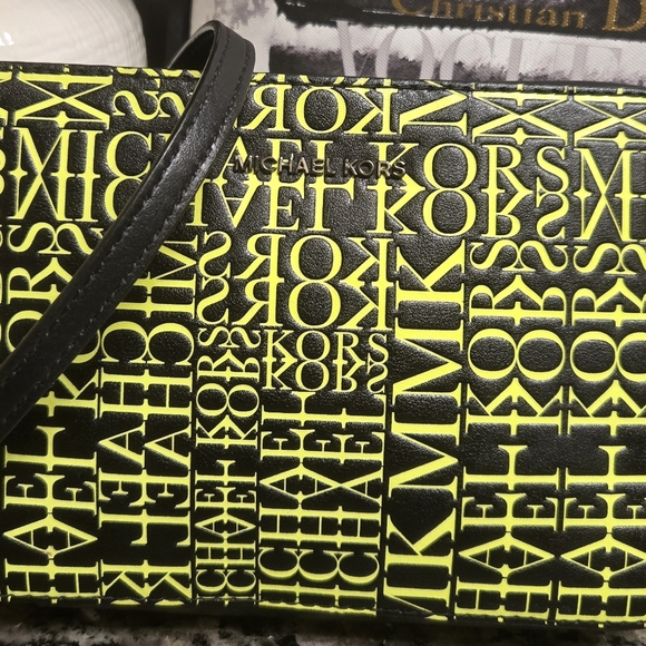 Michael Kors Ginny Medium Newsprint Logo Leather Crossbody Bag EUC - Picture 2 of 12